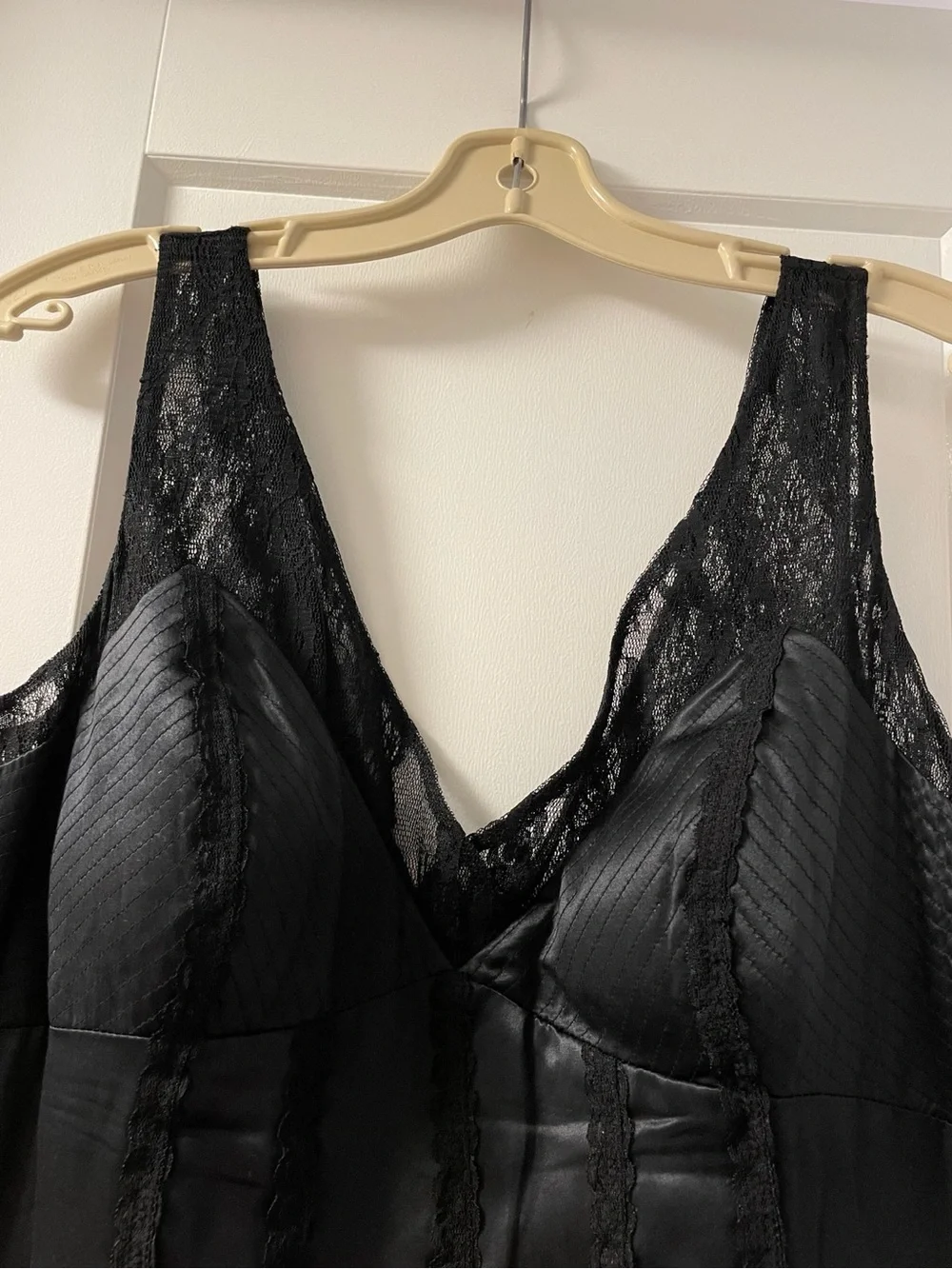Simon Chang Black Lace V-Neck Pleated Midi Dress - Picture 7 of 15